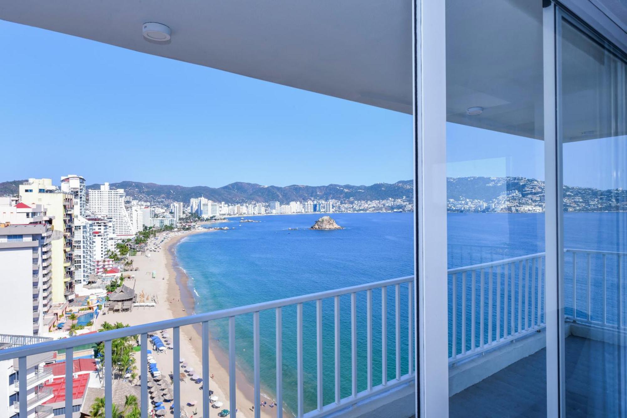 Habitación con cama grande y vistas al mar